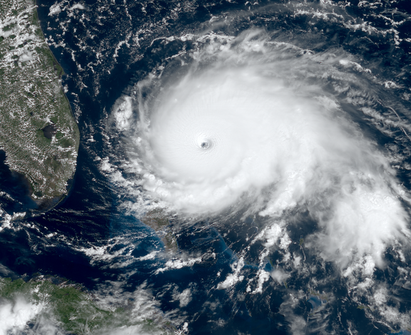 Это спутниковый снимок урагана Дориан (2019 г.).