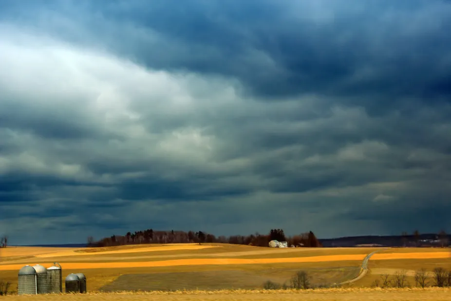 The sky, completely covered with stratocumulus clouds, with farm fields covering the land below