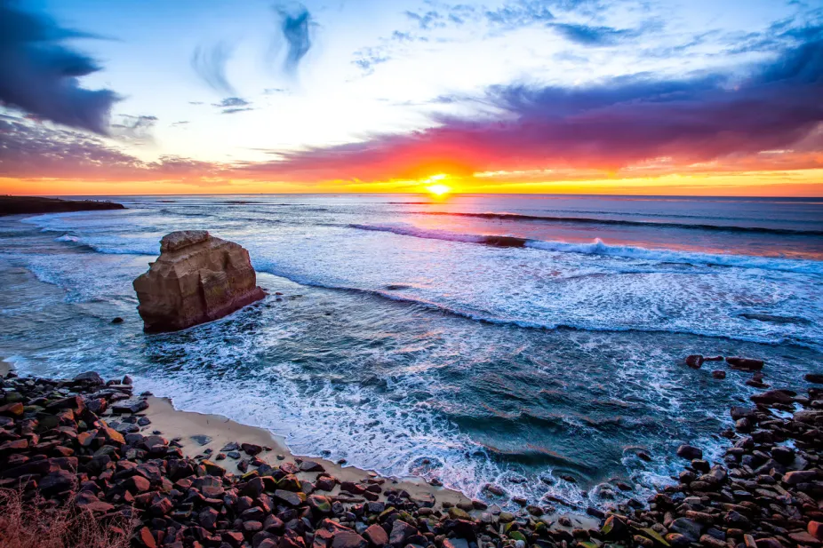 Photo of the Pacific Ocean with the sun setting at the horizon