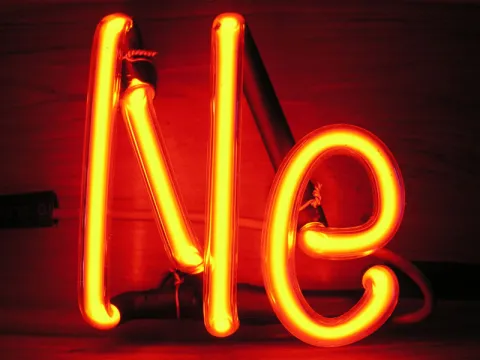 Neon light with the letters Ne, the symbol for neon